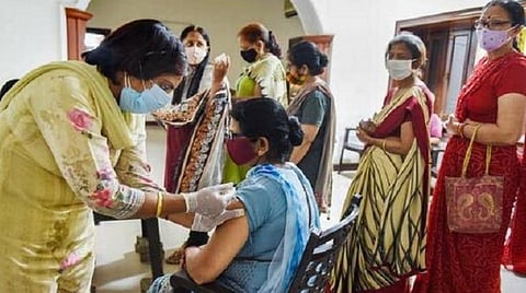 இந்தியாவில் தினசரி கரோனா பாதிப்பு 3 லட்சத்தைக் கடந்தது: 2,104 பேர் உயிரிழப்பு