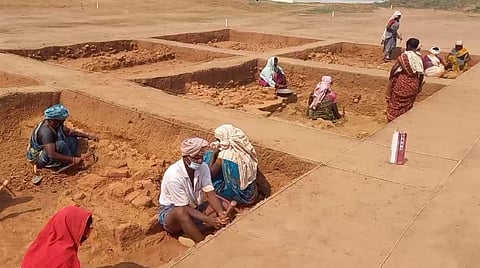 அரியலூர் மாவட்டம் கங்கை கொண்ட சோழபுரம் அடுத்த மாளிகைமேடு கிராமத்தில் நடைபெற்று வரும் அகழாய்வு பணிகள்.