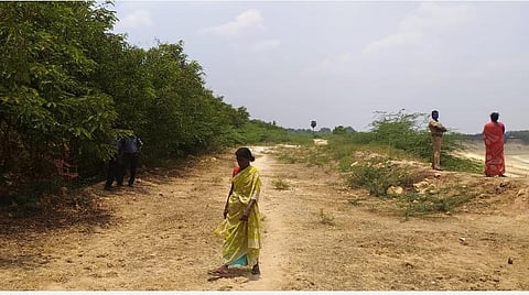 அரியலூர் மாவட்டம் ஆதனக்குறிச்சி பகுதியில் இறந்த நிலையில் சிசுக்கள் கிடந்த சுண்ணாம்புக்கல் சுரங்கம்.
