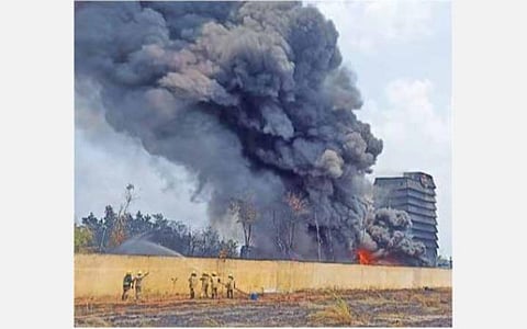 திண்டிவனம் அருகே தனியார் ரசாயன ஆலையில் திடீரென தீப்பிடித்தது. தீயை அணைக்க போராடும் தீயணைப்பு வீரர்கள்.