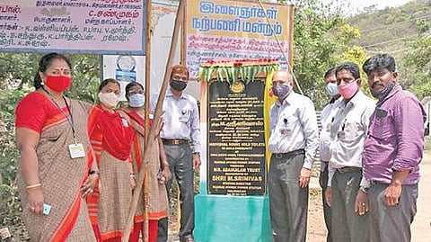 திருக்கழுக்குன்றம் அன்னை சத்யா நகரில் கட்டப்பட்ட கழிப்பறைகளை, இருளர் சமூக மக்கள் பயன்பாட்டுக்காக, சென்னை அணுமின் நிலைய இயக்குநர் எம்.னிவாஸ் திறந்துவைத்தார்.