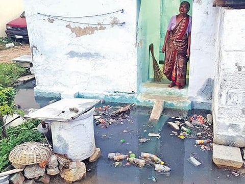 வீட்டு வாசலில் தேங்கி நிற்கும் கழிவுநீர்: திருப்பூர் மாநகராட்சி மீது குற்றச்சாட்டு