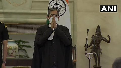 உச்ச நீதிமன்றத்தின் புதிய தலைமை நீதிபதியாக பதவி ஏற்றுக்கொண்ட என்.வி. ரமணா | படம் ஏஎன்ஐ