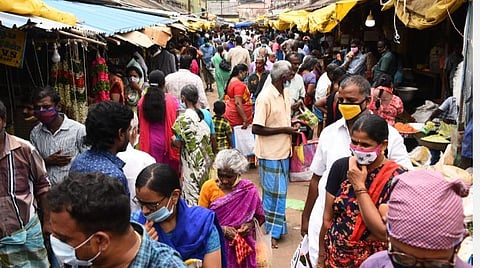 திருச்சி காந்தி மார்க்கெட்டில் சமூக இடைவெளியைப் பின்பற்றாமல் காய்கனிகள் வாங்கும் பொதுமக்கள் | படம்: ஜி.ஞானவேல்முருகன்
