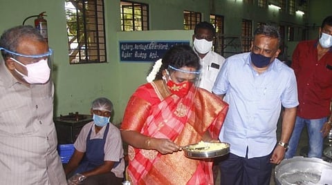 புதுச்சேரி மத்திய சமையற்கூடத்தில் தரமான உணவு சமைக்கப்படுகிறதா?- ஆளுநர் தமிழிசை ஆய்வு