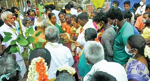 கடலூர் அருகே தேவநாதசாமி கோயில் முன்பு சாலையில் திருமணம் செய்து நேர்த்திக் கடன் செலுத்திய பக்தர்கள்.