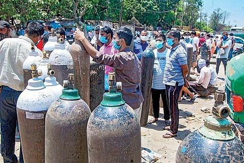 உத்தர பிரதேசத்தின் கான்பூரில் உள்ள மருத்துவமனைகளில் ஆக்சிஜனுக்கு கடுமையான தட்டுப்பாடு நிலவுகிறது. இதன்காரணமாக கரோனா நோயாளிகளுக்கு தேவையான ஆக்சிஜனை உறவினர்களே ஏற்பாடு செய்து வருகின்றனர். அங்குள்ள ஆக்சிஜன் உற்பத்தி ஆலையில், காலி சிலிண்டர்களில் ஆக்சிஜனை நிரப்பி செல்ல ஏராளமானோர் நேற்று நீண்ட வரிசையில் காத்திருந்தனர். படம்: பிடிஐ