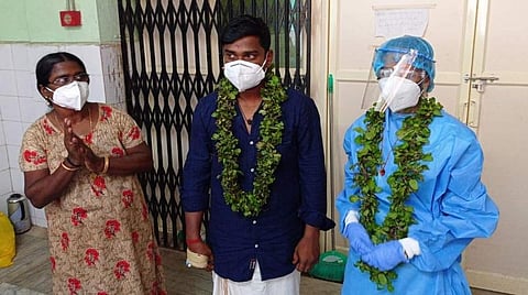 கரோனா பாதிப்பில் மணமகன்; முழுக்கவச உடையில் மணமகள்: கரோனா வார்டிலேயே நடைபெற்ற திருமணம்