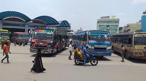 ஞாயிறு ஊரடங்கு நிறைவடைந்ததைத் தொடர்ந்து ஓசூர் பேருந்து நிலையத்தில் இருந்து புறப்படத் தயாராக உள்ள தமிழக, கர்நாடக அரசுப் பேருந்துகள் மற்றும் தனியார் பேருந்துகள். | படம்: ஜோதி ரவிசுகுமார்.