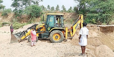 பாலாற்றில் மணல் திருட்டை தடுக்க பொக்லைன் மூலம் பள்ளம் தோண்டப்படுகிறது.