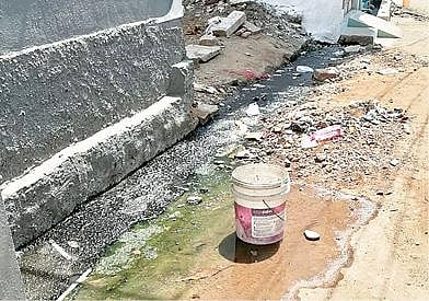 ஆம்பூர் நூருல்லாபேட்டையில் உள்ள கழிவுநீர் கால்வாய் நிரம்பி தேங்கியுள்ளது. அடுத்த படம் : கழிவுநீர் நிரம்பி சாலையில் வழிந்தோடி சுகாதார சீர்கேட்டை ஏற்படுத்தியுள்ளது.