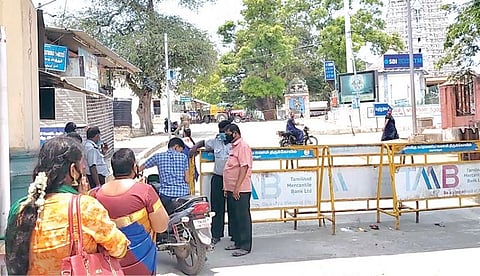 திருநெல்வேலியில் நெல்லையப்பர் கோயில் பிரதான வாயில் மூடப்பட்டிருந்தது. படம்: மு.லெட்சுமி அருண்