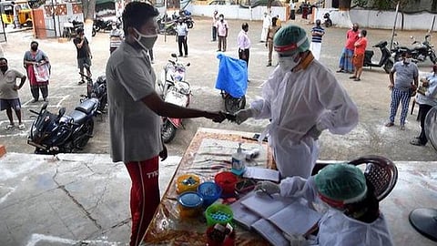 இந்தியாவில் அன்றாட கரோனா பாதிப்பு சற்றே குறைந்தது: ஒருநாள் பாதிப்பு 3,23,144; உயிரிழப்பு 2771