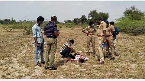 புதுக்கோட்டை அருகே இளைஞர் படுகொலை: பொதுப்பணித்துறை அலுவலர் உட்பட 8 பேர் மீது வழக்கு
