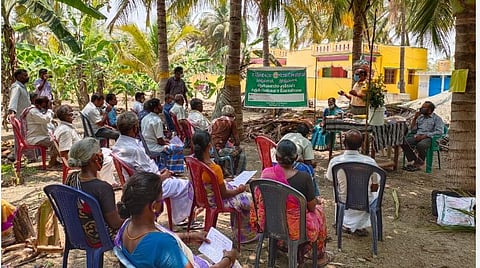 தென்னை விவசாயிகளுக்கு சுருள் வெள்ளை ஈக்களைக் கட்டுப்படுத்துவது தொடர்பான செயல் விளக்கப் பயிற்சியை வேளாண்மை இணை இயக்குநர் ராஜசேகர் வழங்கினார்.
