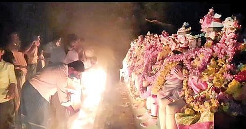சித்ரா பவுர்ணமியை முன்னிட்டு அண்ணங்காரன்பேட்டை ஆயி அய்யா கோயிலில் விடிய விடிய கற்பூர வெளிச்சத்தில் நடைபெற்ற வன பூஜை.