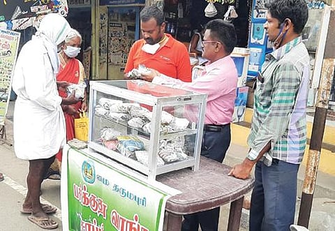 தருமபுரி மாவட்ட மத்திய கூட்டுறவு வங்கி எதிரில், ‘மை தருமபுரி’ அமைப்பு சார்பில் இலவசமாக விநியோகம் செய்யப்படும் உணவுப் பொட்டலங்கள்