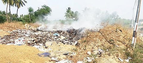திருப்பத்தூர் - திருவண்ணாமலை சாலை வெங்களாபுரம் மயானப்பகுதியில் எரிக்கப்படும் குப்பைக்கழிவுகள்.