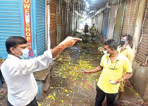 வேலூர் நேதாஜி பூ மார்க்கெட்டில் தடையை மீறி சிலர் கடை அமைத்துள்ளதாக வந்த தகவலின்பேரில் மாநகராட்சி ஆணையர் சங்கரன் நேரில் சென்று ஆய்வு செய்தார். படம்: வி.எம்.மணிநாதன்.