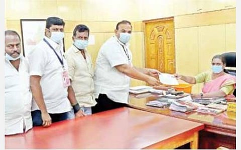 தேர்தல் நடத்தும் அலுவலரை ரகசியமாக சந்தித்ததாக அமைச்சர் மீது திமுக வேட்பாளர் புகார்