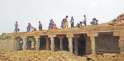 சின்னகொத்தூரில் 12-ம் நூற்றாண்டில் கட்டப்பட்ட சிவன் கோயிலை புனரமைக்கும் பணியில் ஈடுபட்டுள்ள கிராம மக்கள்.