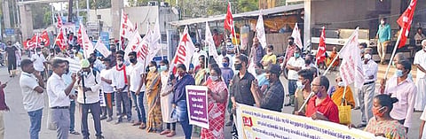 செங்கல்பட்டில் உள்ள தடுப்பூசி மையத்தை செயல்படுத்த வலியுறுத்தி, மார்க்சிஸ்ட் சார்பில் நேற்று ஆர்ப்பாட்டம் நடைபெற்றது.