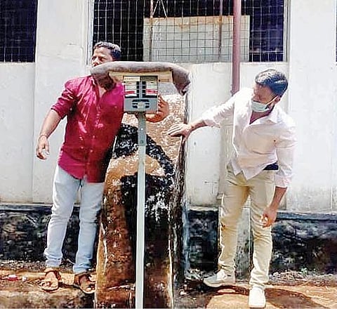 கூடலூரை அடுத்த பந்தலூரில் யானைகள் நடமாடும் பகுதியில் கருவியை அமைக்கும் பணியில் ஈடுபட்டிருந்த வனத் துறையினர்.