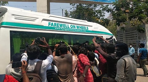 வீட்டில் அஞ்சலி செலுத்த முடியாத சோகம்: ஆம்புலன்ஸ் கண்ணாடி வழியே கே.வி.ஆனந்த் உடலை பார்த்து கண்ணீர் சிந்திய குடும்பத்தினர்