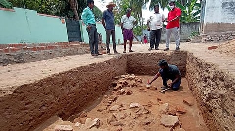 படம்: தூத்துக்குடி மாவட்டம் கொற்கையில் நடைபெற்று வரும் அகழாய்வில் கண்டுபிடிக்கப்பட்ட 2800 ஆண்டு பழமையான செங்கல் கட்டுமானம்.