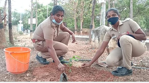 சொந்தச் செலவில் மரக்கன்றுகள் நடும் பெண் காவலர்கள்