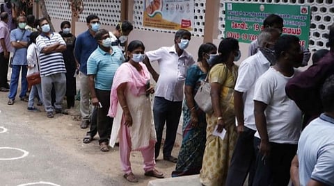 கோவையில் அரசு மருத்துவமனை கரோனா தடுப்பூசி மையம் கலைக்கல்லூரி வளாகத்துக்கு மாற்றம்: தடுப்பூசி போட காத்திருந்தவர்கள் ஏமாற்றம்
