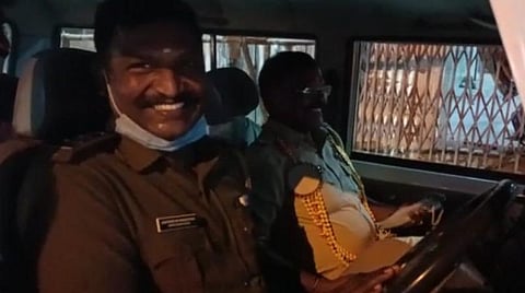 உதவி சப்-இன்ஸ்பெக்டருக்கு திடீர் ஓட்டுநராக மாறிய இன்ஸ்பெக்டர்.