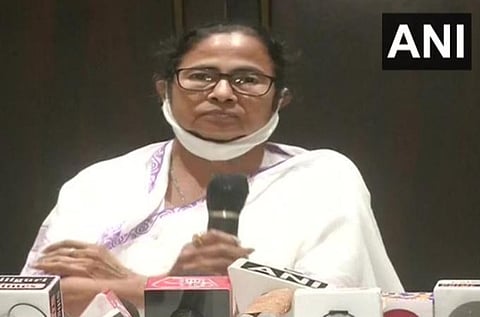 கொல்கத்தாவில் நிருபர்களுக்கு முதல்வர் மம்தா பானர்ஜி பேட்டி அளித்த காட்சி | படம் ஏஎன்ஐ
