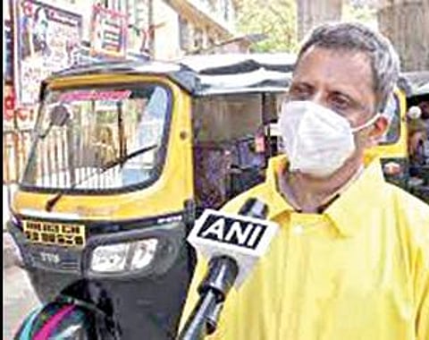 ஆட்டோவுடன் தத்தாத்ரேயா சாவந்த்
