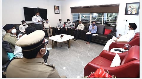மாவட்டங்களில் தடுப்பூசி, ஆக்சிஜன், படுக்கைகள் இருப்பை உறுதி செய்யுங்கள்: உயர் அதிகாரிகள் ஆலோசனையில் ஸ்டாலின் அறிவுறுத்தல்