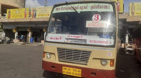 கரூர் பேருந்து நிலையத்தில் நிறுத்தப்பட்டுள்ள அரசுப் பேருந்தில் மகளிர் பயணம் செய்யக் கட்டணமில்லை என்ற அறிவிப்பு ஒட்டப்பட்டுள்ளது.