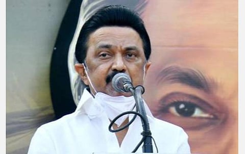 தமிழகம் முழுவதும் அரிசி அட்டைதாரர்களுக்கு முதல் தவணையாக கரோனா நிவாரணம் ரூ.2 ஆயிரம் வழங்கும் திட்டம் நாளை தொடக்கம்: தலைமைச் செயலகத்தில் முதல்வர் ஸ்டாலின் தொடங்கி வைக்கிறார்; உடனடியாக டோக்கன் விநியோகம்