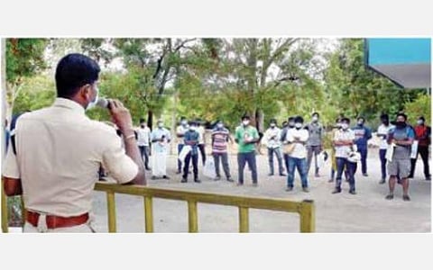 ரெம்டெசிவிர் மருந்தை ஞாயிற்றுக்கிழமையும் விற்க வேண்டும்: மருந்து வாங்க வந்த பொதுமக்கள் வலியுறுத்தல்