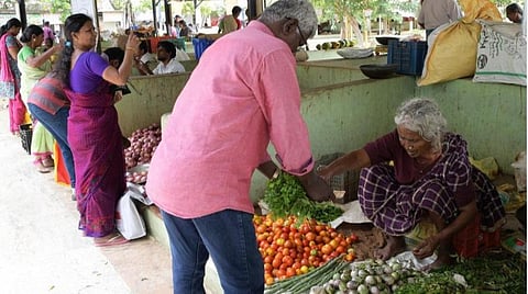 வீணாகும் காய் கனிகள்: புதுக்கோட்டை புதிய பேருந்து நிலையம், பழைய நகராட்சி அலுவலகத்திலும் விற்க ஏற்பாடு
