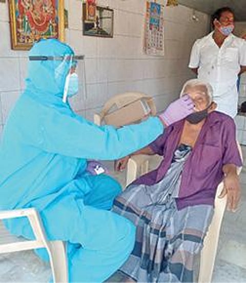கரோனா பரிசோதனை செய்து கொண்ட 115 வயதான 'மிட்டாய் தாத்தா' முகமது அபுகாசிர்.