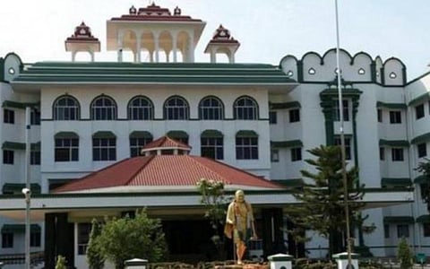 அரிசி குடும்ப அட்டைகள் வைத்திருக்கும் மத்திய, மாநில அரசு ஊழியர்களுக்கு ரூ.2 ஆயிரம் வழங்க தடை விதிக்கக்கோரி வழக்கு