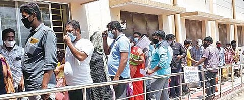 கோவை தெற்கு தாலுகா அலுவலகத்தில், புதிய ரேஷன் கார்டுக்கு விண்ணப்பிக் கவும், தயாரான கார்டுகளை பெற்றுச் செல்லவும் நேற்று வரிசையில் காத்திருந்த பொதுமக்கள். படம்:ஜெ.மனோகரன்