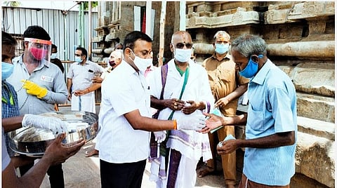 ஸ்ரீரங்கம் அருள்மிகு ரங்கநாதர் கோயில் ரங்கா ரங்கா கோபுர நுழைவுவாயில் அருகே ஒருவருக்கு கபசுரக் குடிநீர் வழங்கினார் கோயில் இணை ஆணையர் செ.மாரிமுத்து.