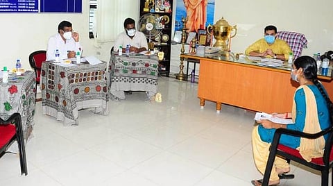 காரைக்காலில் ஒப்பந்த அடிப்படையிலான செவிலியர் பணி நியமனத்துக்காக நடைபெற்ற நேர்முகத் தேர்வை நடத்திய காரைக்கால் மாவட்ட ஆட்சியர் அர்ஜூன் சர்மா, நலவழித்துறை துணை இயக்குநர் டாக்டர் கே.மோகன்ராஜ் உள்ளிட்டோர்.