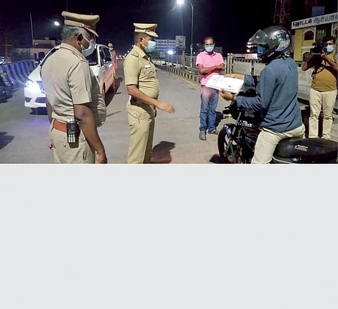 வண்ணார்பேட்டையில் மாநகர காவல் துணை ஆணையர் சீனிவாசன் நேற்று முன்தினம் இரவில் திடீர் ஆய்வு மேற்கொண்டபோது பலர் தேவையின்றி வாகனங்களில் சுற்றித்திரிவதைக் கண்டு, அவர்களை எச்சரித்தார்.
