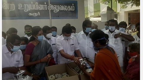 கரூர் எம்எல்ஏ அலுவலகத்தில் தளபதி கிச்சனை அமைச்சர் வி.செந்தில்பாலாஜி தொடங்கி வைத்து பொதுமக்களுக்கு உணவுப் பொட்டலங்கள் வழங்குகிறார். அருகில் கரூர் எம்.பி. செ.ஜோதிமணி உள்ளிட்டோர் | படங்கள்: க.ராதாகிருஷ்ணன்