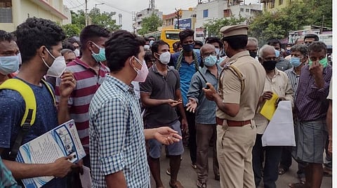 மருந்து கிடைக்காததால் போலீஸாரிடம் வாக்குவாதத்தில் ஈடுபட்டு அதிருப்தியைத் தெரிவித்த பொதுமக்களில் ஒரு பகுதியினர்.