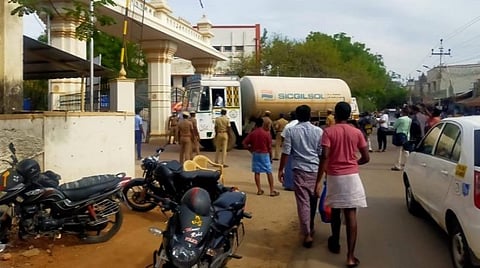 ஸ்டெர்லைட் ஆலையிலிருந்து கொண்டுவரப்பட்ட திரவ ஆக்சிஜன் நெல்லையில் கொள்கலன்களில் நிரப்பப்பட்டன