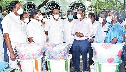 விருதுநகர் விவிவி பெண்கள் கல்லூரி கரோனா சிறப்பு சிகிச்சை மையத்தில் ஆய்வு செய்யும் அமைச்சர்கள் சாத்தூர் ராமச்சந்திரன், தங்கம் தென்னரசு உள்ளிட்டோர்.