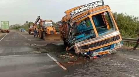குளித்தலை அருகே கண்டெய்னர்- டாரஸ் லாரி நேருக்கு நேர் மோதல்: ஒருவர் பலி; இருவர் படுகாயம்